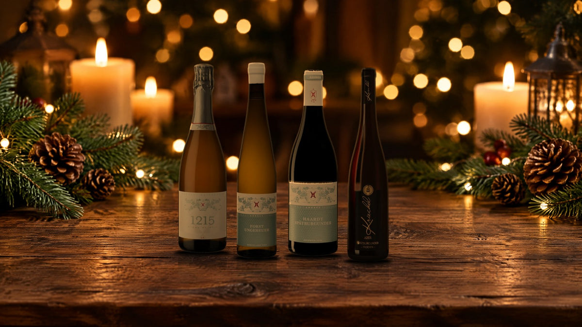 Vier deutsche Weine aus meiner Weihnachtsauswahl auf einem festlich gedeckten Holztisch