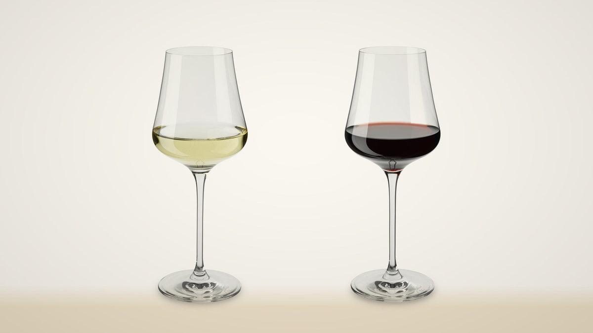 Zwei Gabriel-Glas Weingläser mit Weißwein und Rotwein nebeneinander auf cremefarbenem Hintergrund
